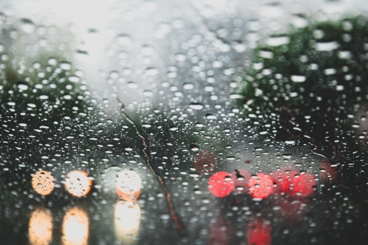 Ливень фото. Капли на запотевшем стекле. Край дождя. Дождь земля фото. Длиться дождь