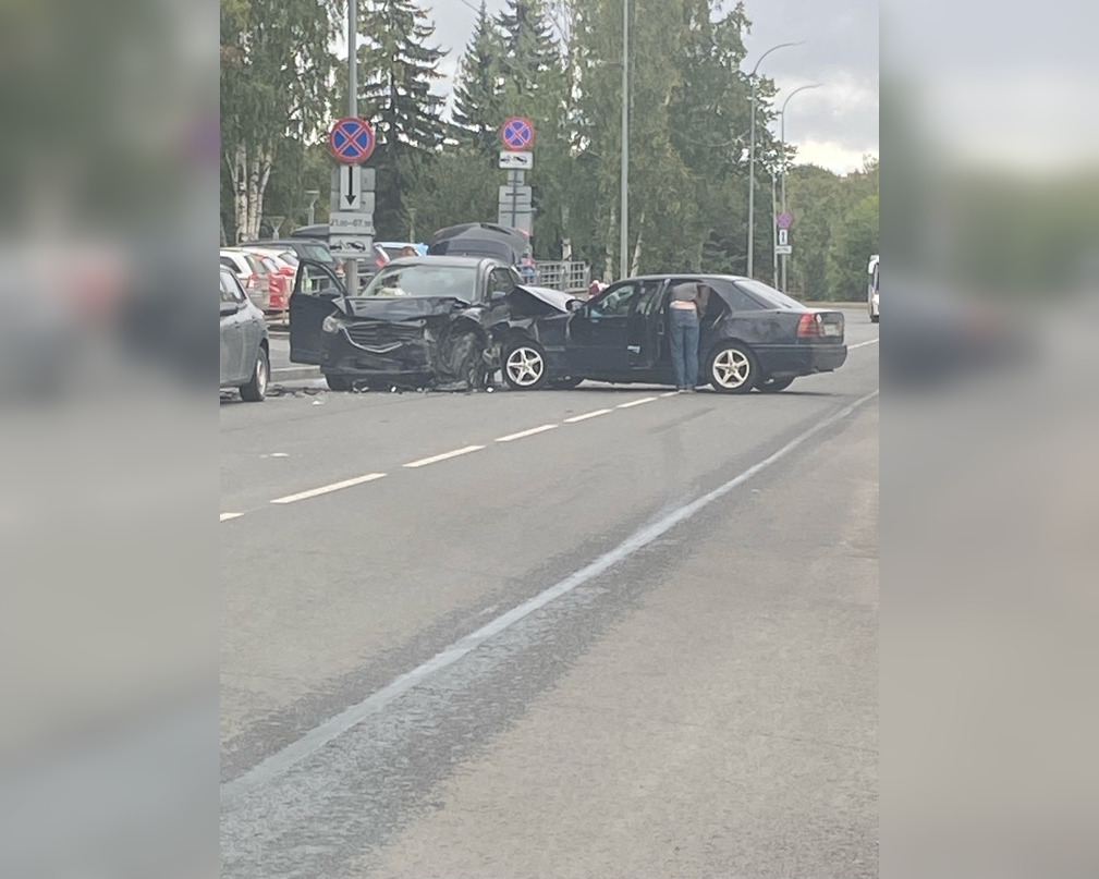 Разбитые в аварии автомобили перекрыли улицу в центре Петрозаводска |  СТОЛИЦА на Онего