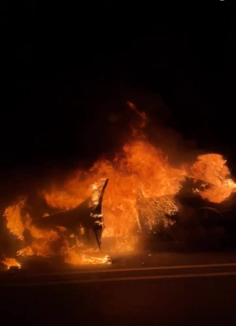 Объятый пламенем автомобиль полыхал на выезде из Петрозаводска