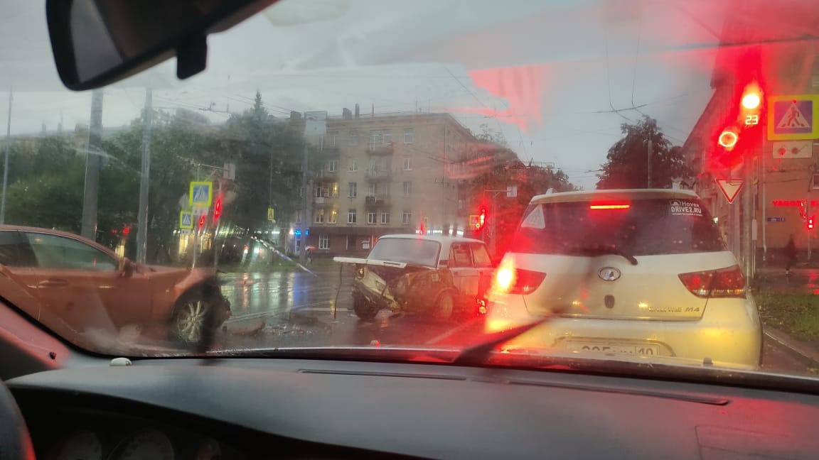 Массовое ДТП на мокром асфальте произошло в центре Петрозаводска
