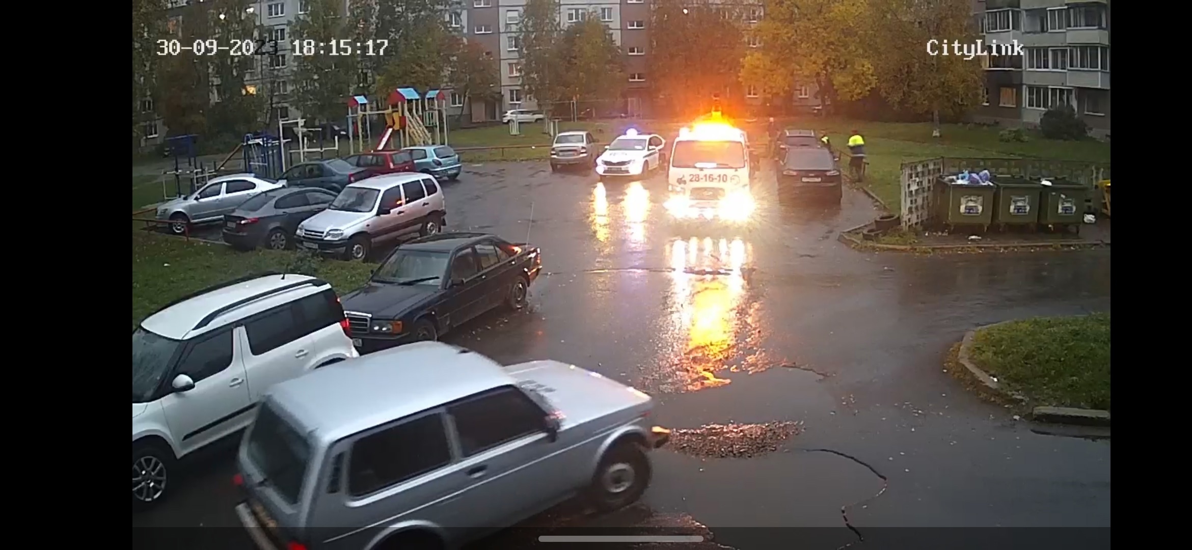 В одном из дворов Петрозаводска горе-парковщик поджал своей машиной другое авто