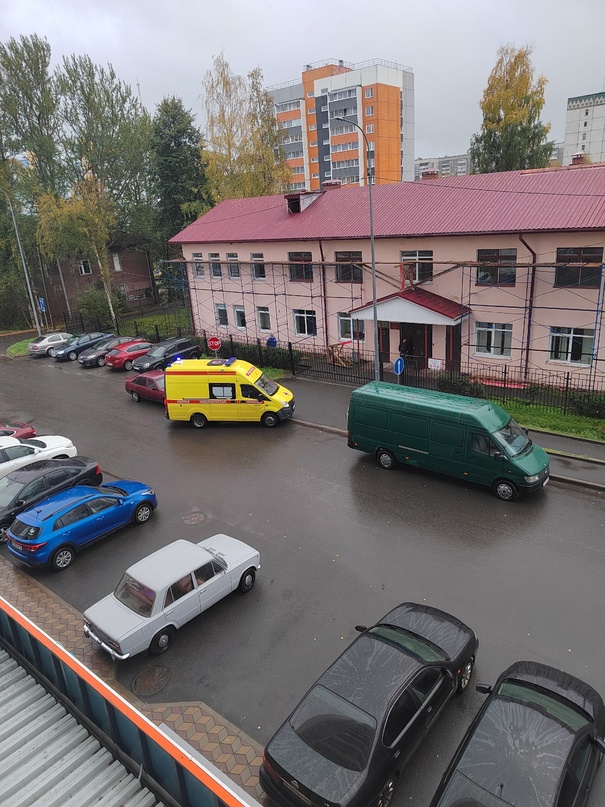 Человек упал с крыши дома  Петрозаводске