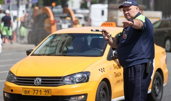 В Госдуме назвали предполагаемый штраф за слишком долгую стоянку такси во дворе
