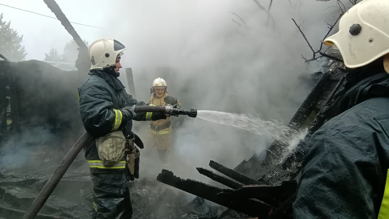 Пожарные отстояли у огня дом и баню в Беломорском районе Карелии