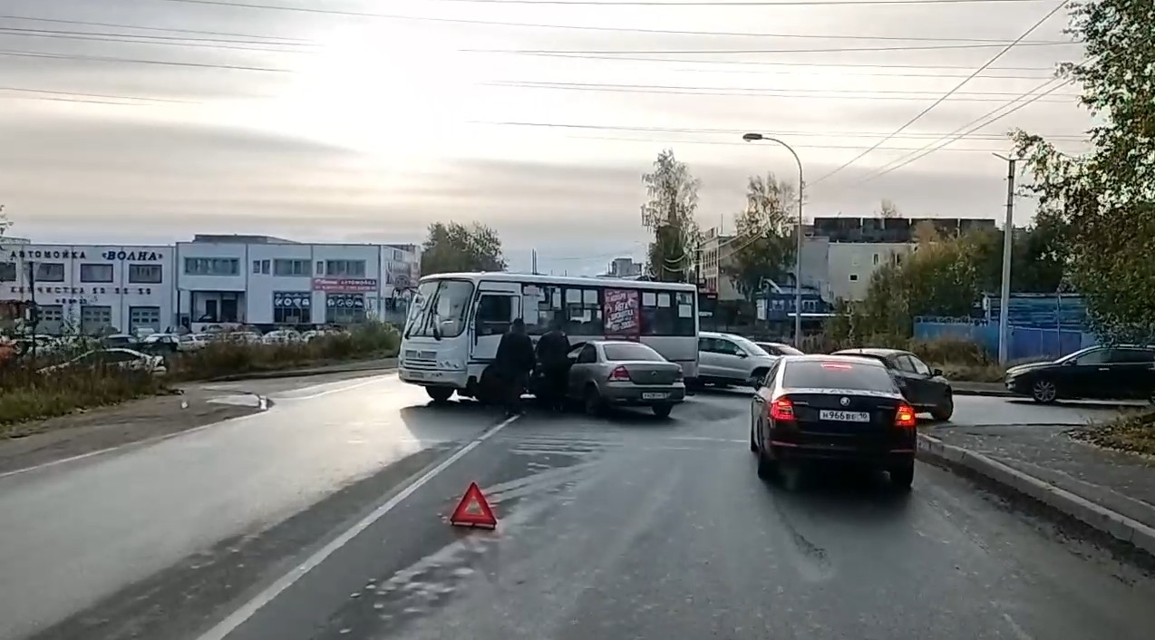 Легковой автомобиль протаранил автобус с пассажирами в Петрозаводске |  СТОЛИЦА на Онего