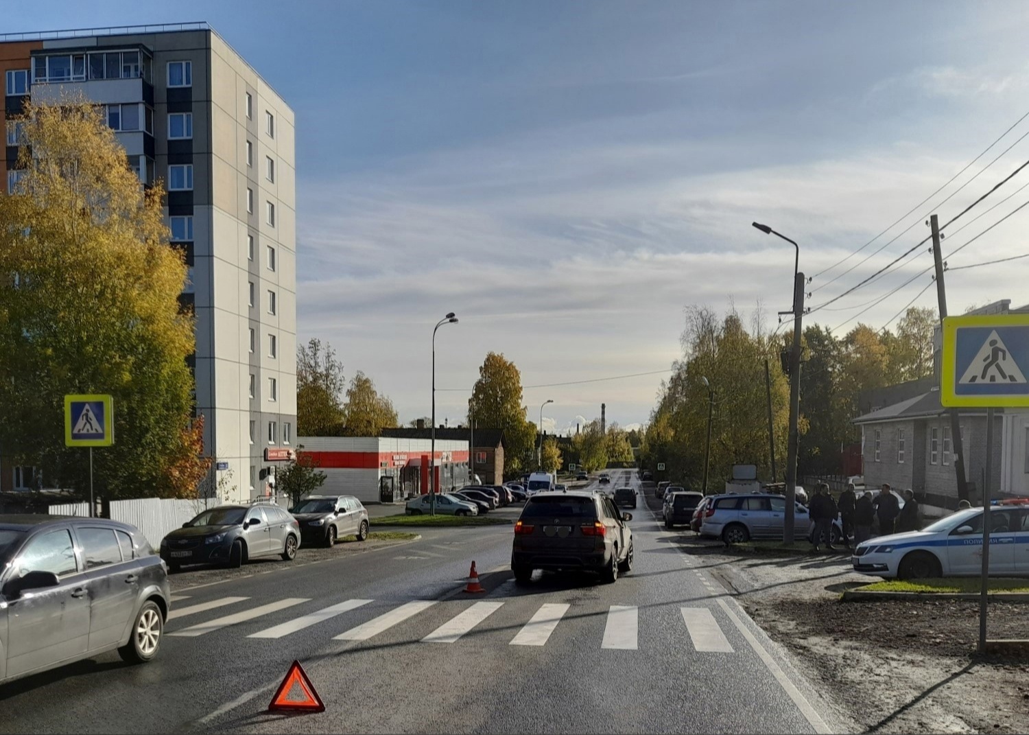 Девушка на пешеходном переходе в Петрозаводске попала под колеса иномарки