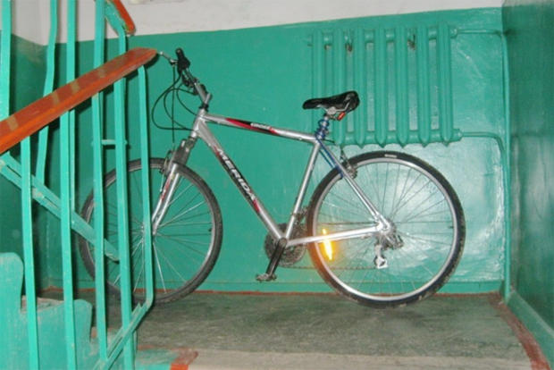 Нечистый на руку житель Петрозаводска навестил мать и по пути украл велосипед