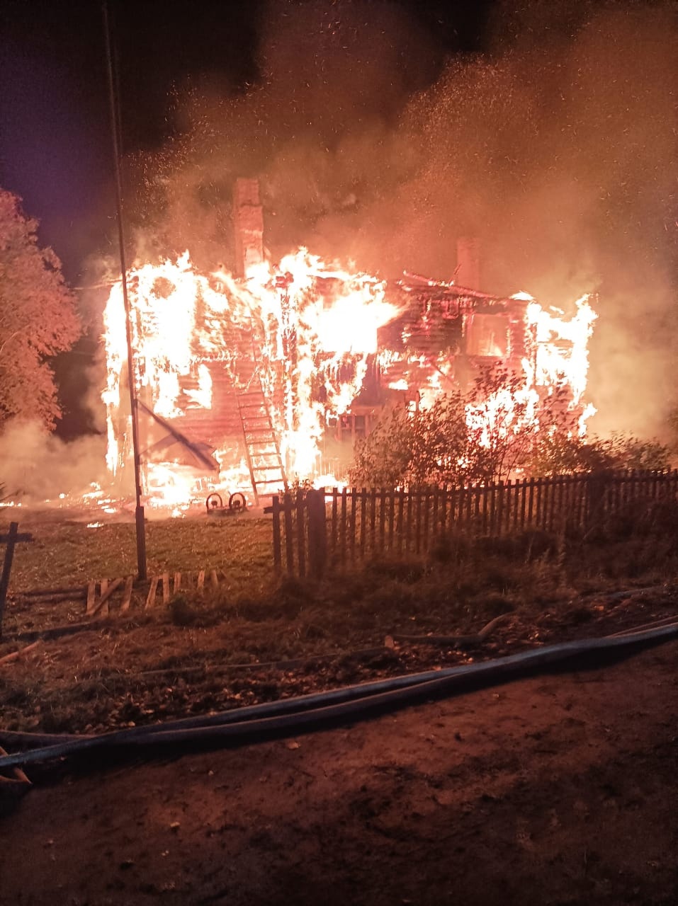 Мужчина погиб на крупном пожаре в Медвежьегорском районе Карелии