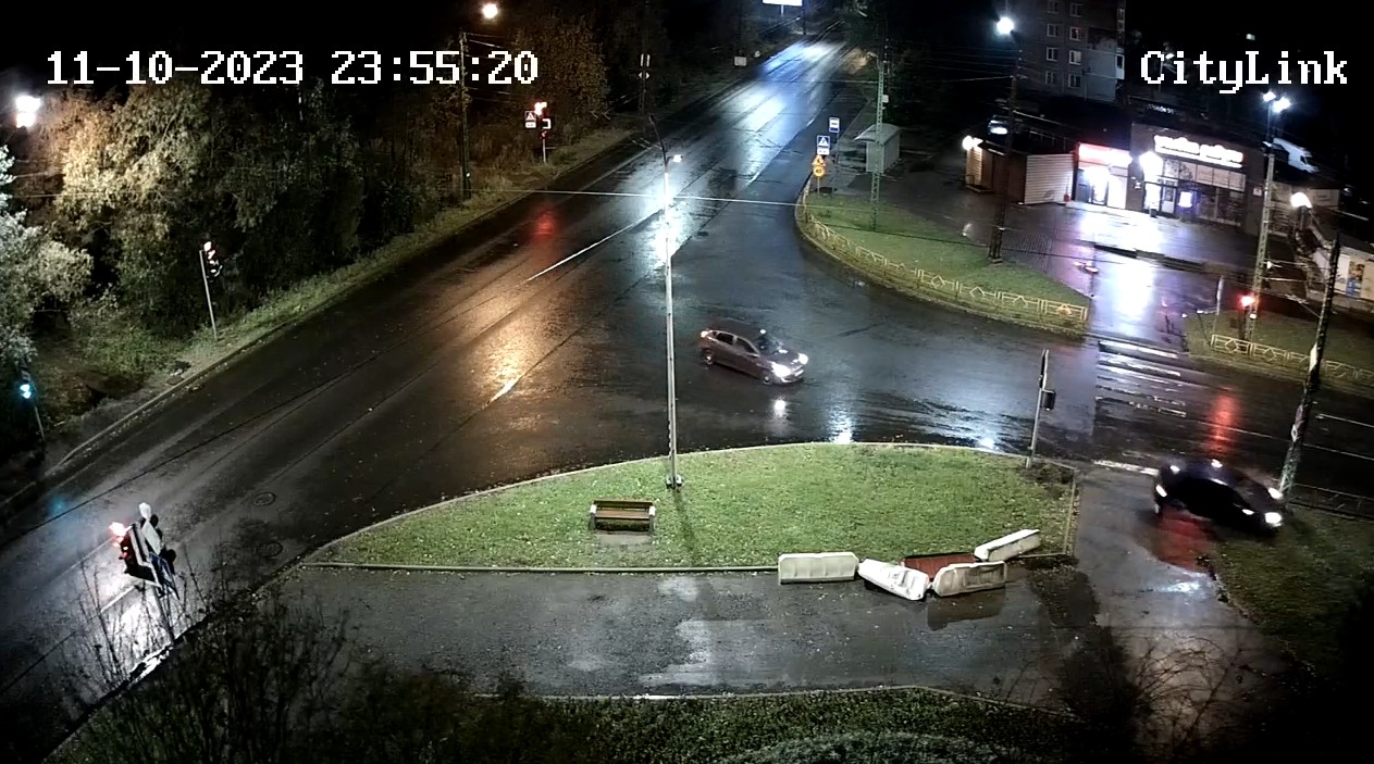 Автомобиль в Петрозаводске вылетел на тротуар, потеряв колесо