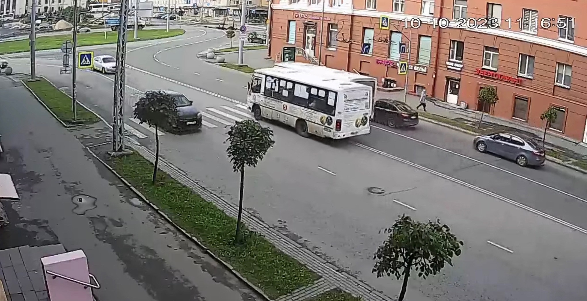 Госавтоинспекторы нашли водителя маршрутки, который в центре Петрозаводска устроил гонки, попавшие на видео