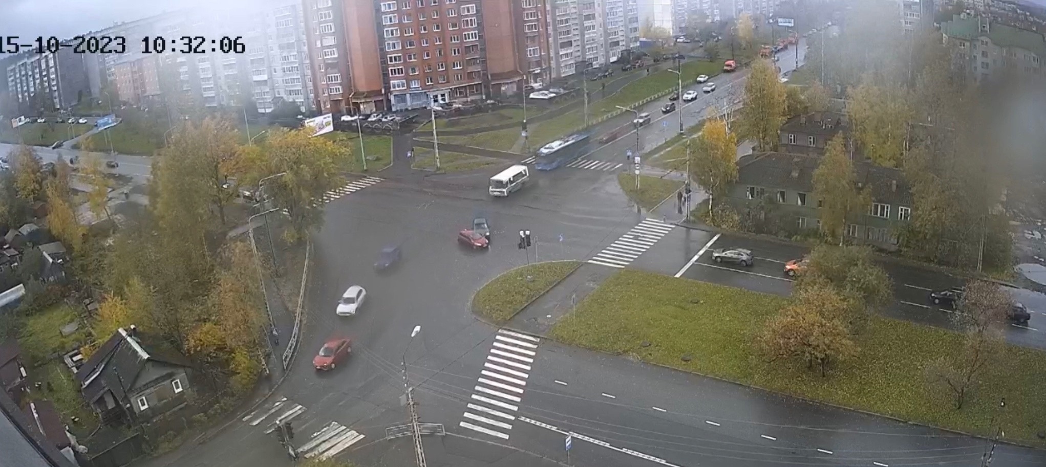 В Петрозаводске столкнулись два автомобиля, один из которых учебный