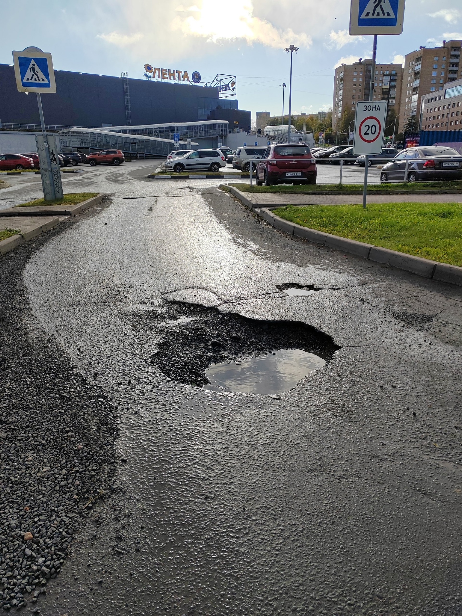 Хоть чем-то уже их залейте», — автолюбитель потерял терпение при виде  огромных ям в центре Петрозаводска | СТОЛИЦА на Онего