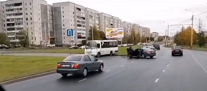 Легковушка на скорости протаранила автобус с пассажирами в Петрозаводске