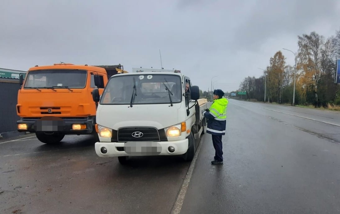 Госавтоинспекторы Петрозаводска нашли 17 нарушителей среди водителей грузовиков