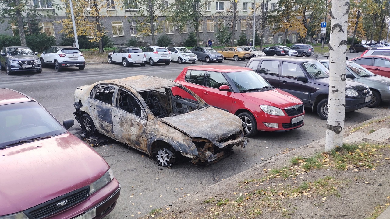 Сгоревший автомобиль в расширенном центре привлек внимание жителей  Петрозаводска | СТОЛИЦА на Онего