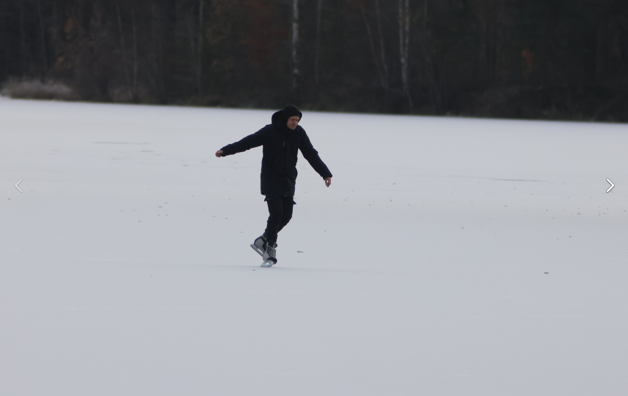 «Лёд тонкий, а уже катаются», — житель Карелии показал юного фигуриста на едва замерзшей воде