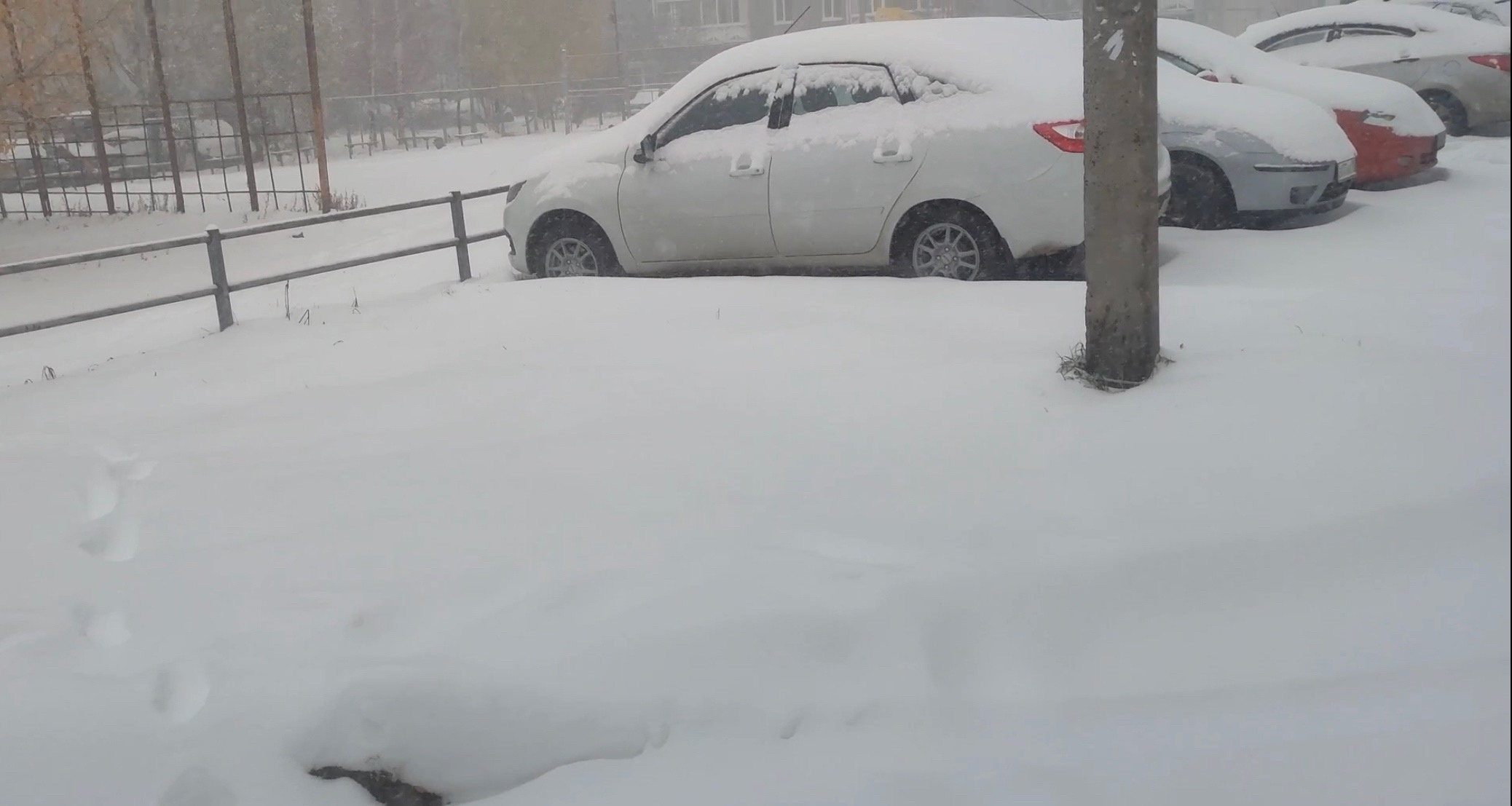 Снег завалил все вокруг в Петрозаводске
