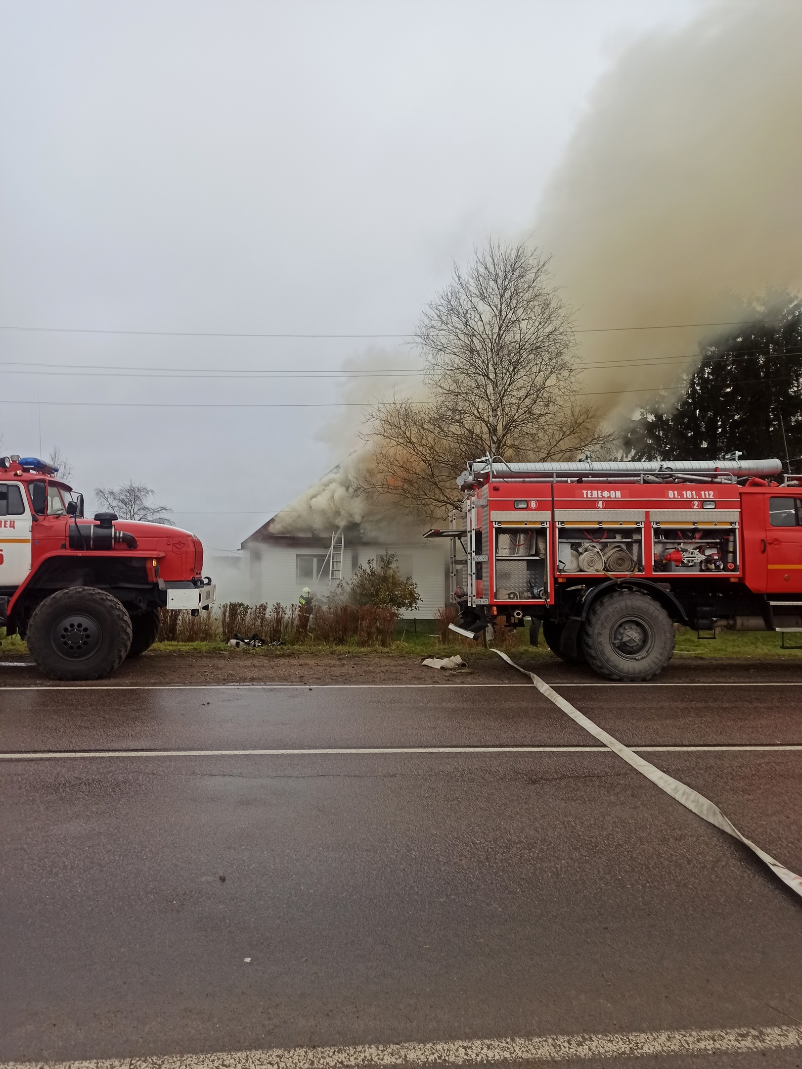 Дым клубами валил из-под крыши горящего жилого дома в одной из деревень на юге Карелии