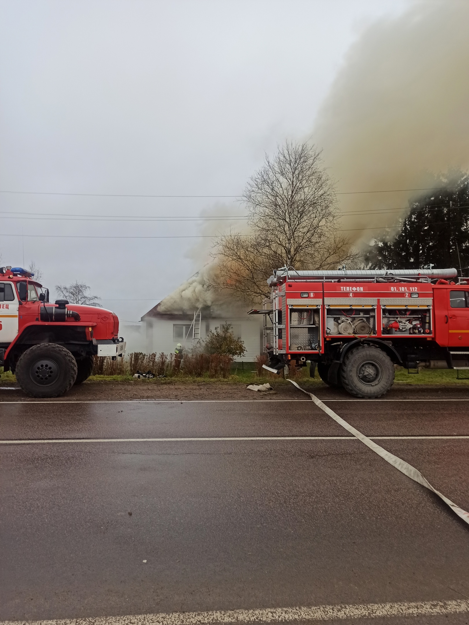 Дым клубами валил из-под крыши горящего жилого дома в одной из деревень на  юге Карелии | СТОЛИЦА на Онего