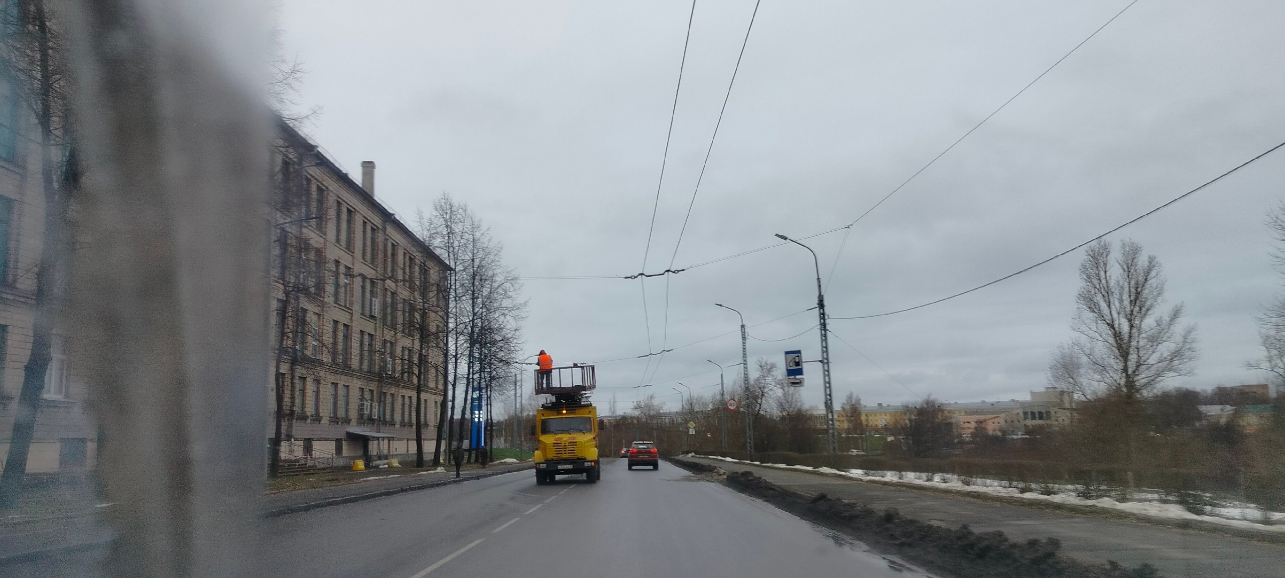 Аварийные бригады восстановили движение троллейбусов Петрозаводска после обрыва проводов 