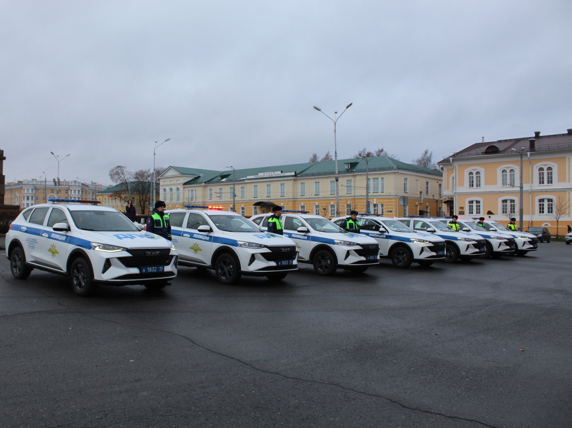 Инспекторы ДПС Карелии получили семь новых внедорожников