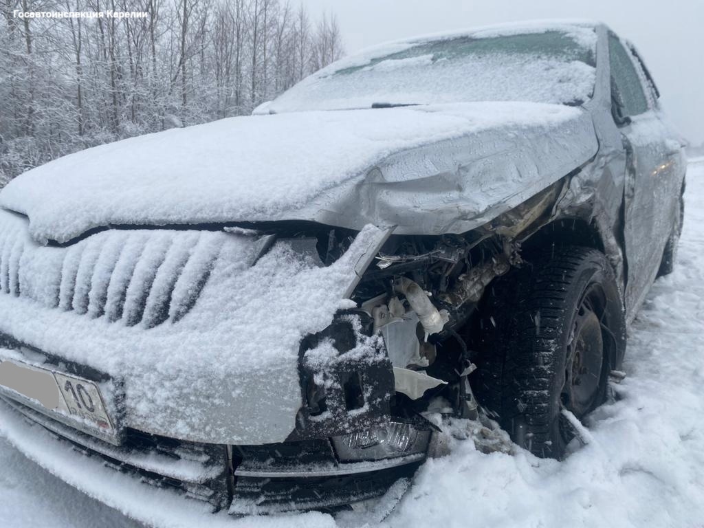 Внедорожник в Карелии неудачно обогнал авто, спровоцировав ДТП и травмы для четырех человек 