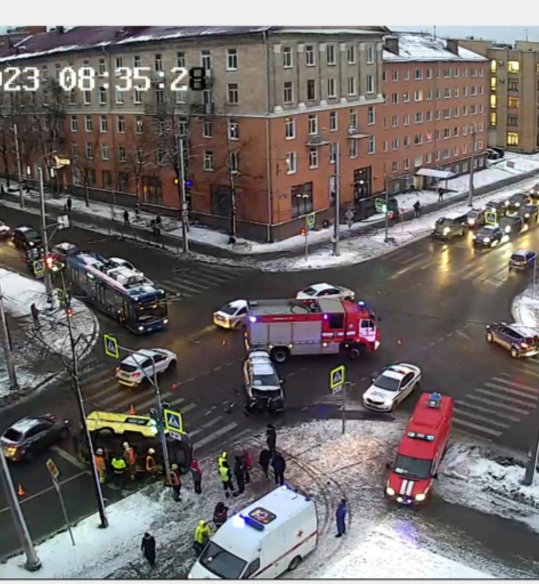 Скорая, пожарные, полиция работают на месте ДТП в центре Петрозаводска