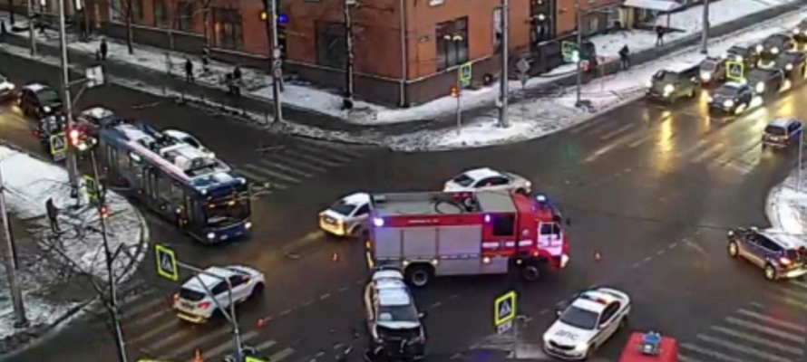 Появилось видео с места аварии, где легковушка сбила машину скорой помощи