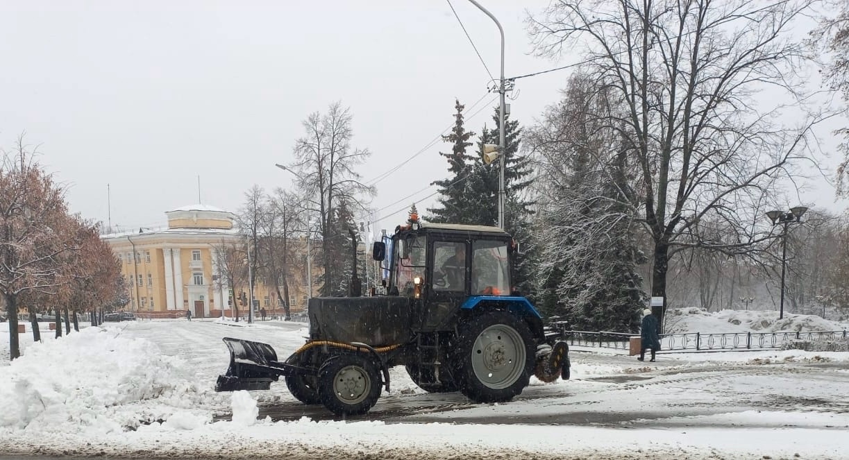 Подрядчик чистит и посыпает противогололедным реагентом общественные территории Петрозаводска
