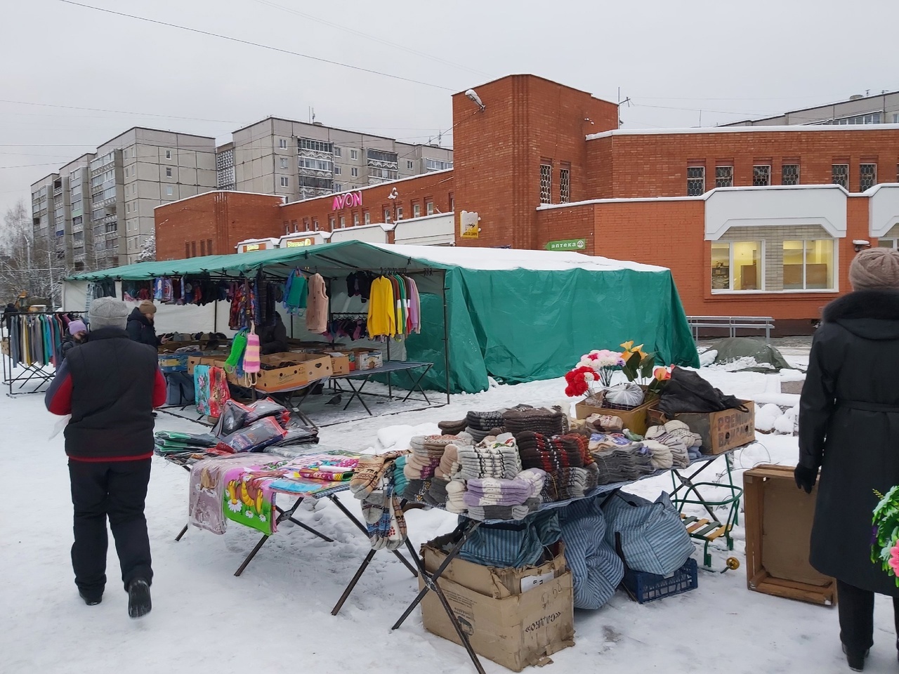 Жители Петрозаводска показали превращение Почтовой площади в рынок