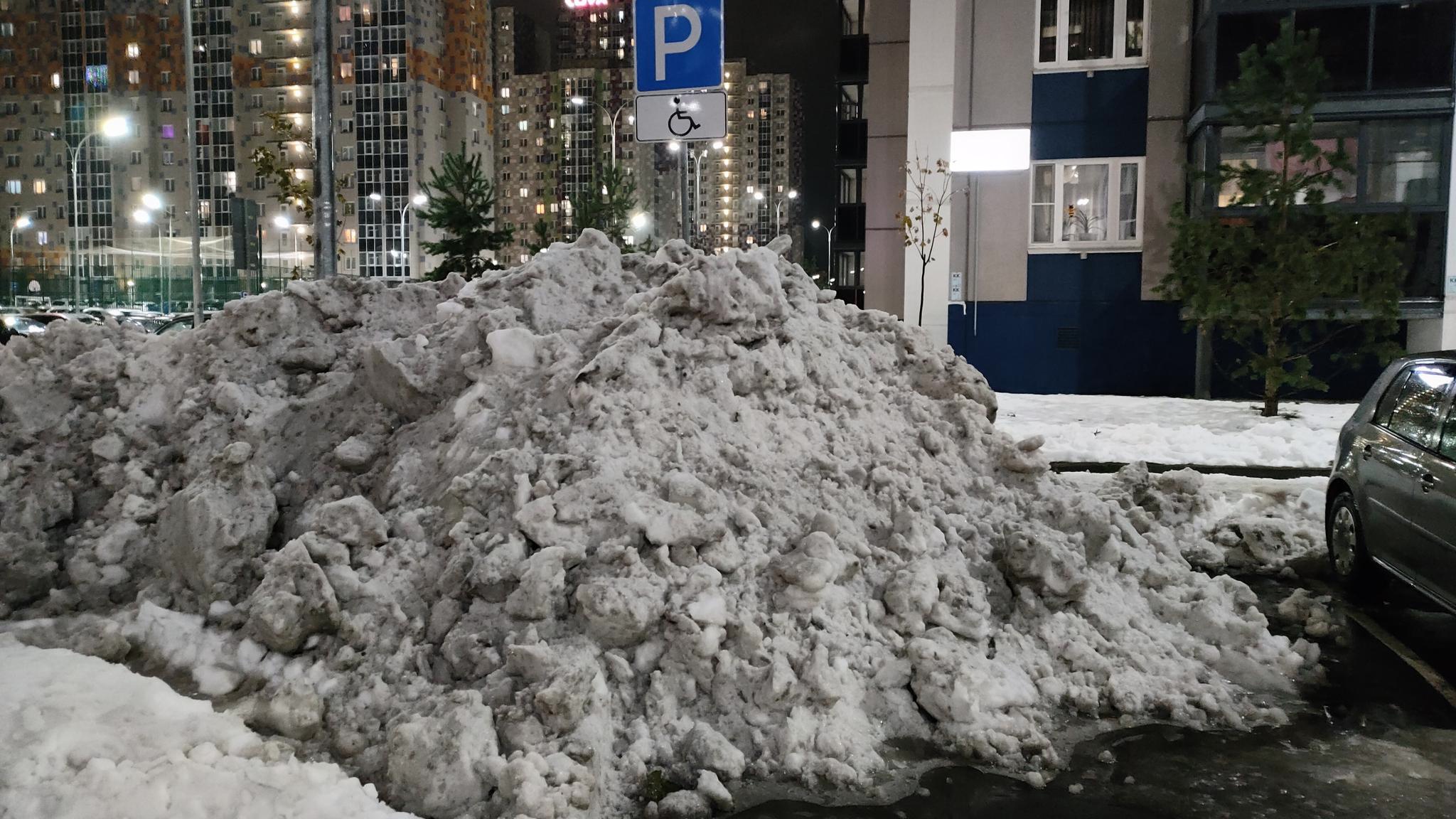 Жительница Петрозаводска пожаловалась на неубранную от снега парковку для инвалидов