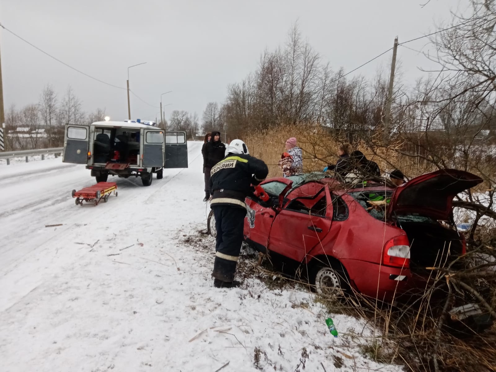 Пожарные Карелии доставали из автомобиля пострадавших в ДТП со смертельным  исходом | СТОЛИЦА на Онего