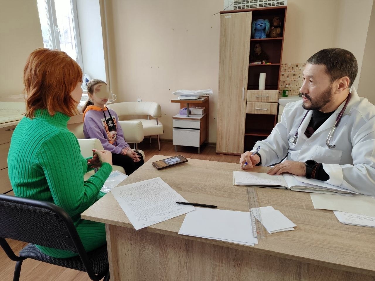 Глава Минздрава Карелии прооперировал троих детей в Запорожской области