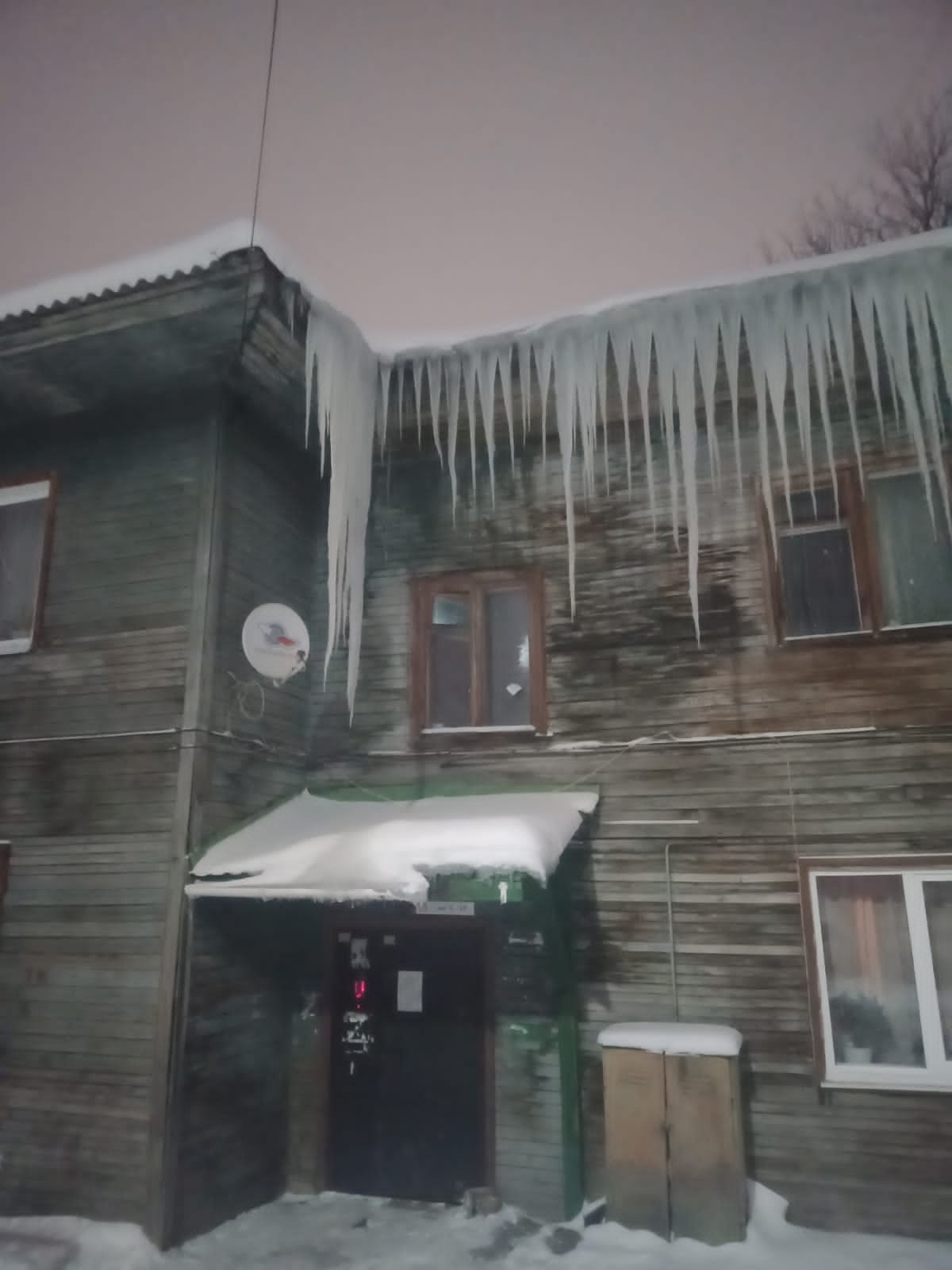 В Петрозаводске управляющие компании убрали свисающие сосульки | СТОЛИЦА на  Онего