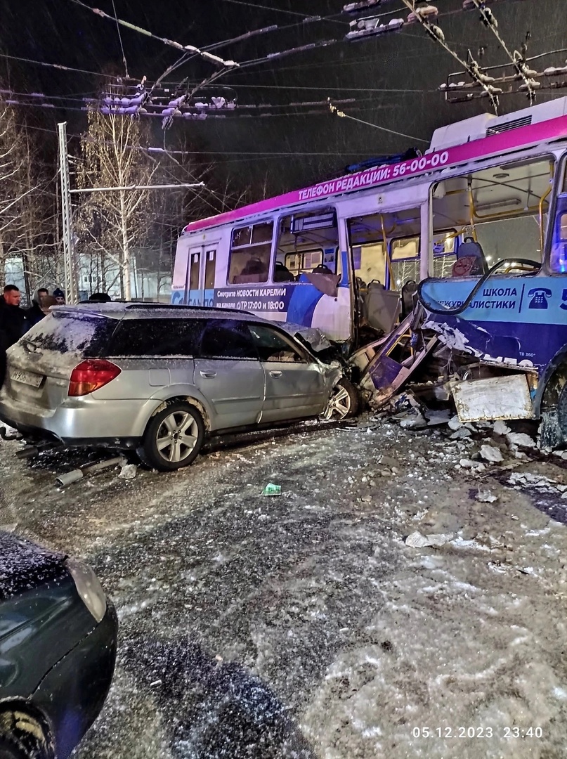 Легковушка на скорости больше 100 км/ч разбила троллейбус в Петрозаводске |  СТОЛИЦА на Онего