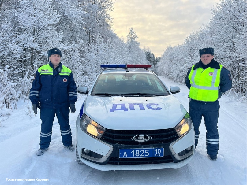 Инспекторы ДПС Карелии помогли автолюбителю в мороз