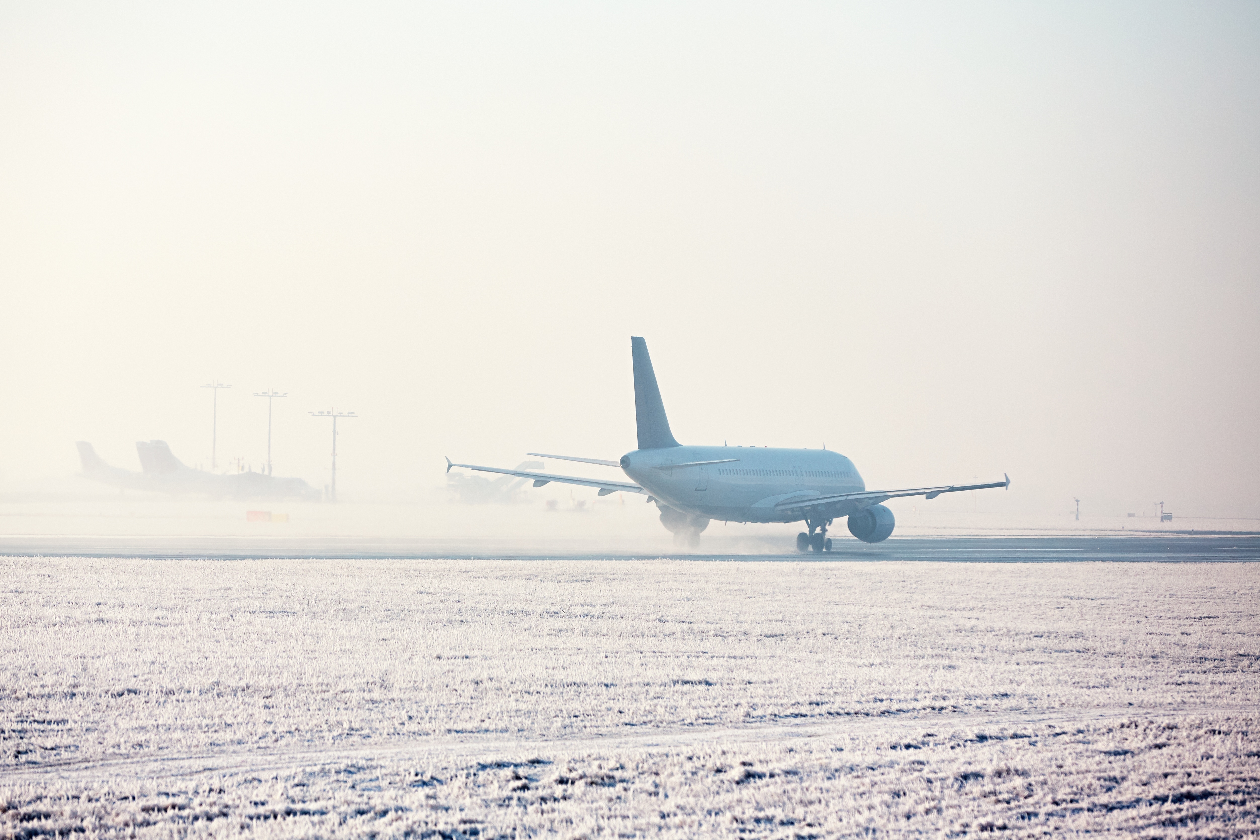 Взлет самолета зимой. Самолет на взлетной полосе зимой. Взлетная полоса зимой. Одиночество самолет зима. Полетел если смог
