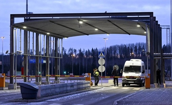 Из Финляндии в Карелию с утра устремились десятки автомобилей