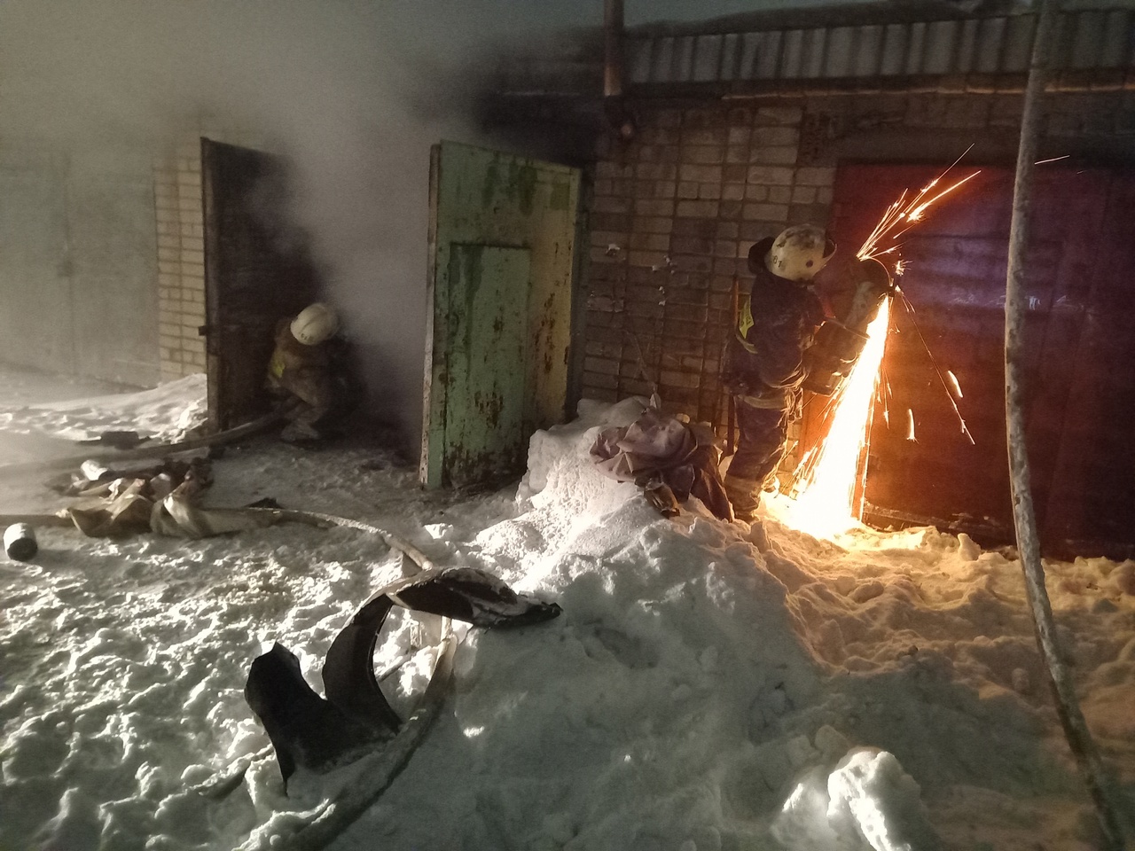Беломорские пожарные спасли гаражный кооператив