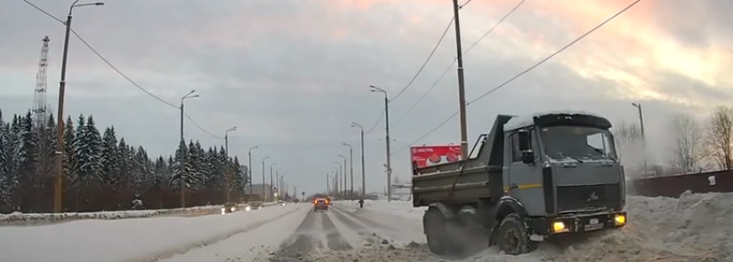 Самосвал развернуло на 180° из-за нечищенной дороги в Петрозаводске