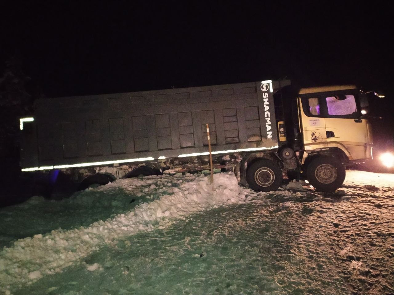 Грузовики раскидало по трассе в Карелии в результате смертельной аварии