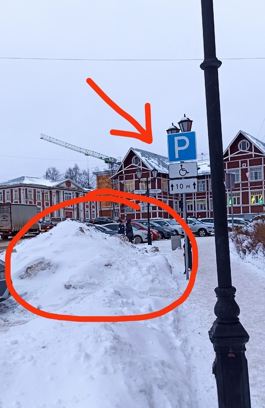 Парковку для людей с инвалидностью в центре Петрозаводска завалили снегом