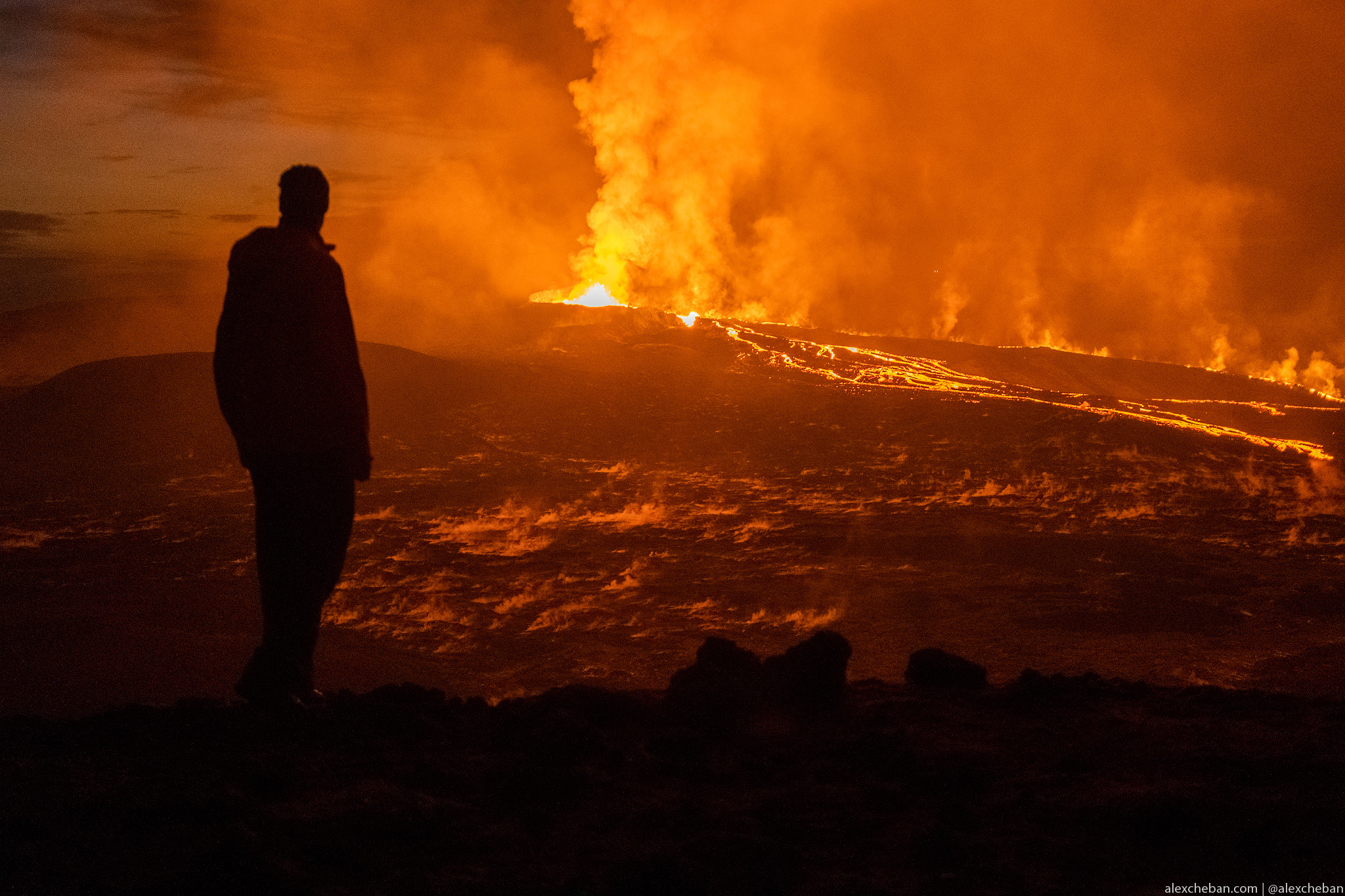 Сильнейшее за многие годы извержение вулкана грозит сжечь город в Исландии