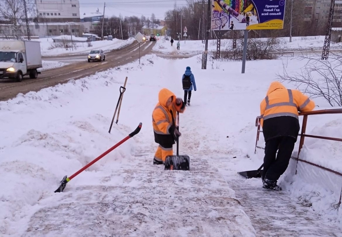 В мэрии Петрозаводска заявили об уборке снега вокруг новогодних елок