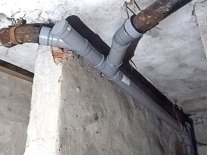 Жители Пудожа добились ремонта системы водоотведения после обращения в Госкомитет