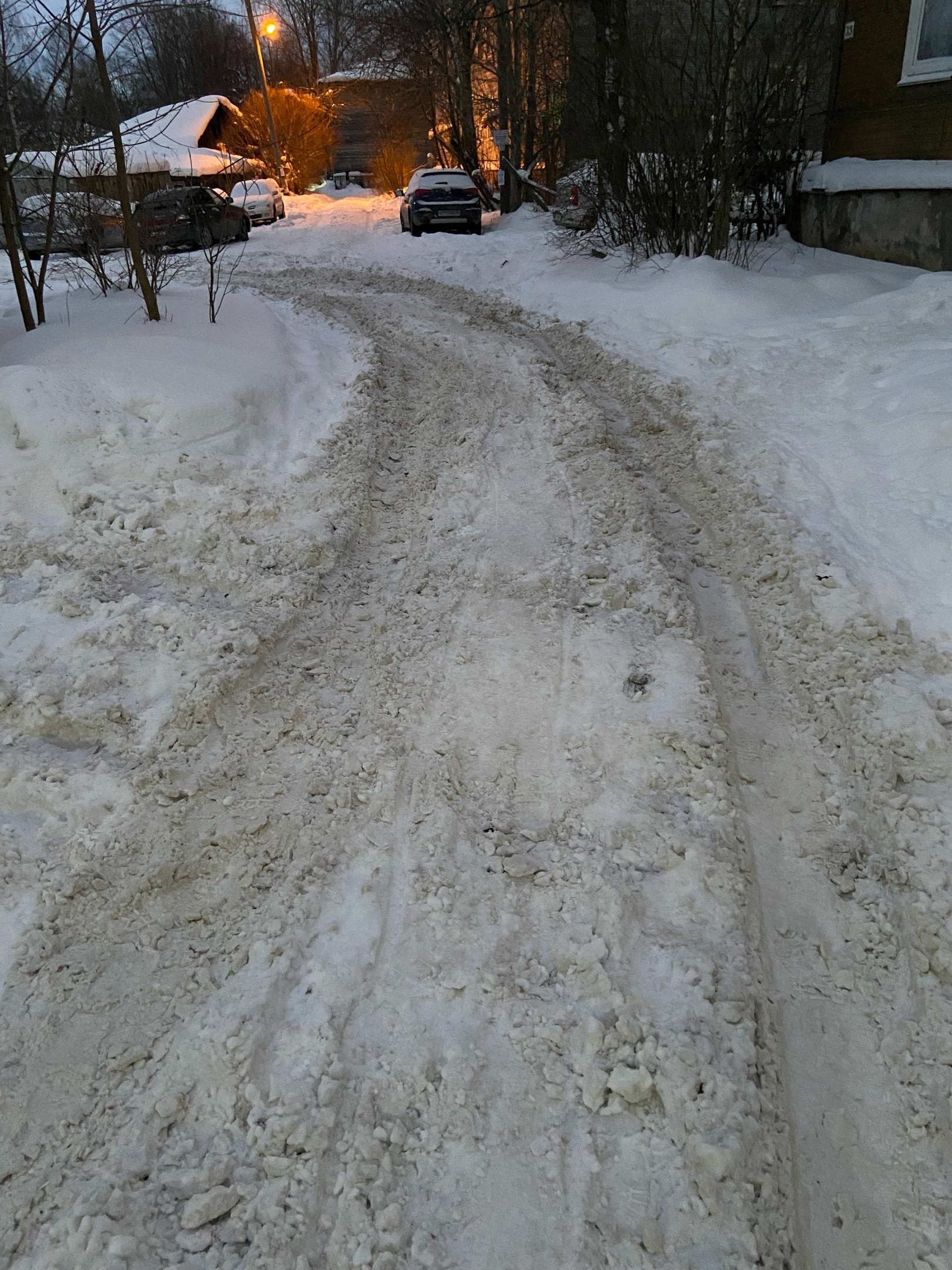 «Машины застревают, люди пройти не могут», - жители Петрозаводска жалуются на заваленные снегом дворы