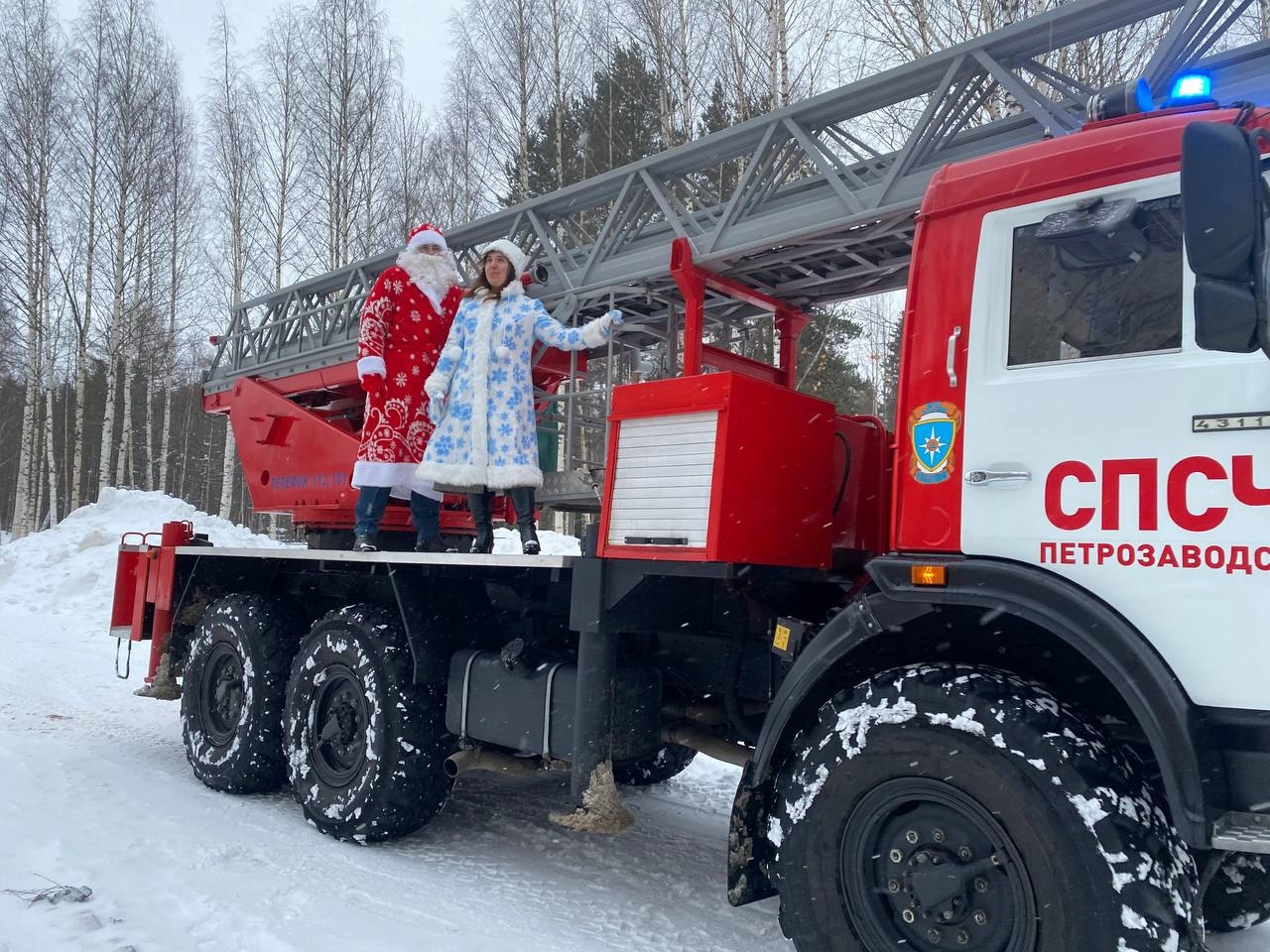 Дед Мороз и Снегурочка на пожарной машине поздравили детей в больнице Петрозаводска