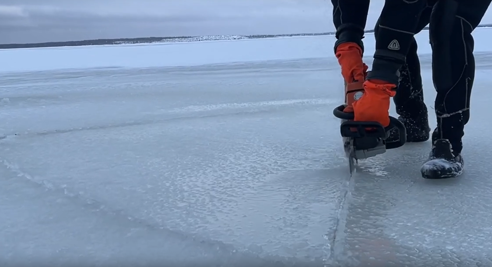 Рыбаки соскочили, а мотособака ушла под лед в Кондопожском районе Карелии
