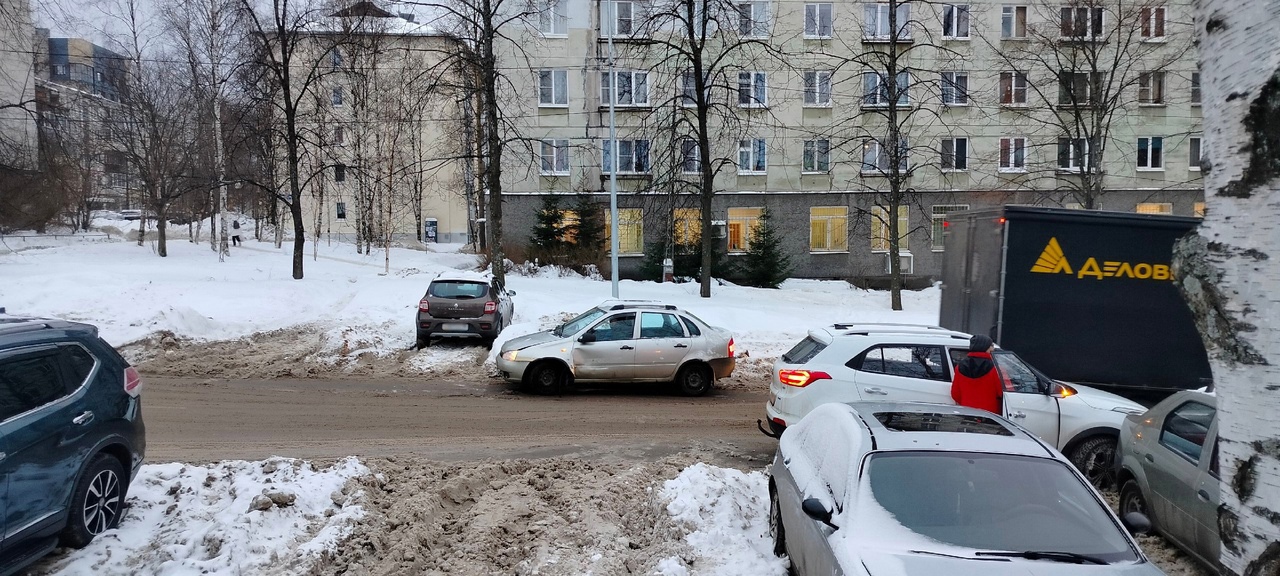 Два автомобиля не поделили дорогу в расширенном центре Петрозаводска