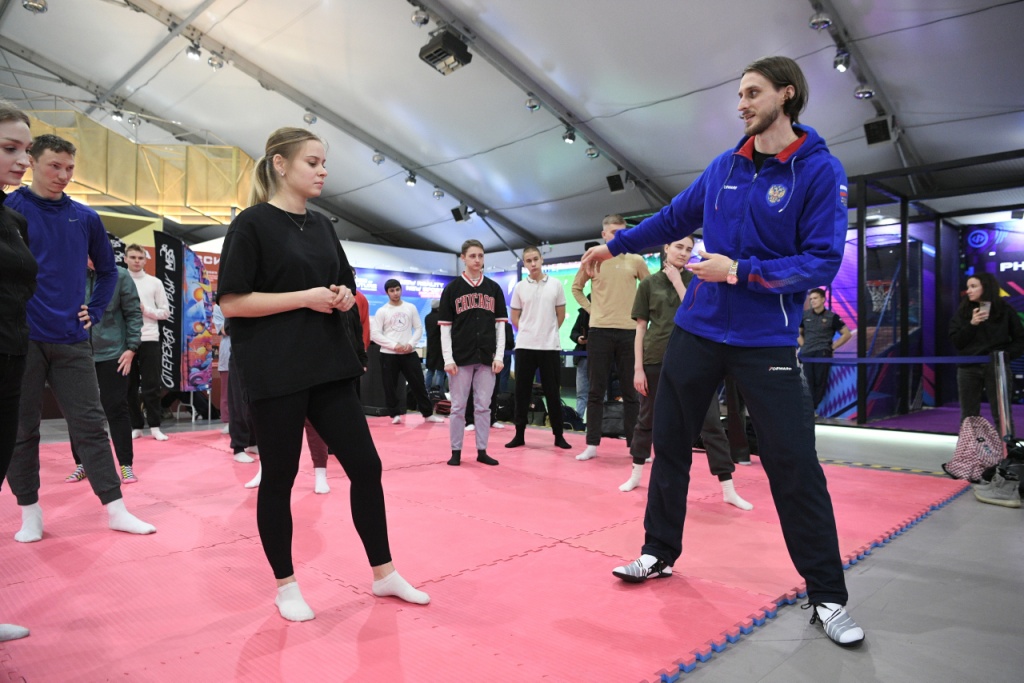 Олимпийский чемпион Ларин провел открытую тренировку по тхэквондо в день Карелии на ВДНХ